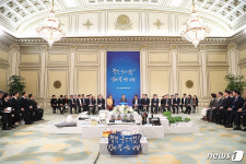 문 대통령, 청와대서 중소벤처 기업인들과 간담회