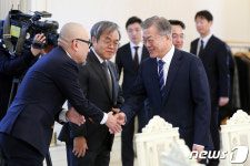 벤처기업인과 인사하는 문재인 대통령