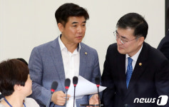 손병두 금융위부위원장과 대화하는 김병욱 의원