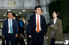 법원 나서는 김종근 변호사