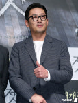 하정우, 수줍은 엄지 척