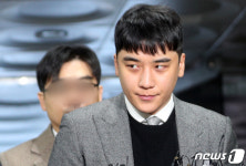 법정 향하는 가수 승리...
