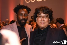 레쥬 리 감독과 포즈 취하는 봉준호 감독