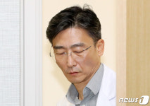 어두운 표정으로 입장하는 이국종 교수