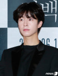 홍경, 첫 스크린 나들이