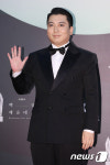 박명훈, 근사하게 차려입고