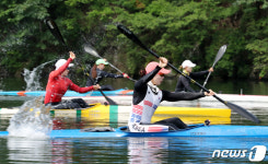 훈련중인 카누 선수들