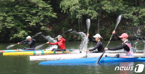 훈련중인 카누 선수들