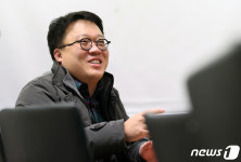 스스로 어둠에 갇힌 사람들…정진영 소설가 "욕망에 언젠간 쓰러진다"