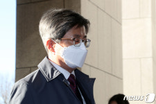 굳은표정으로 출근하는 김명수 대법원장