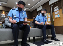 백신 접종전 체크리스트 작성하는 김홍희 청장·이국종 교수