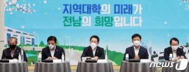 지방대학 총장과 이야기 나누는 김영록 전남도지사