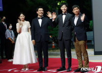 배우들과 함께 BIFF 찾은 하마구치 류스케 감독