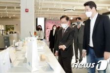 스타트업 기업 생산 제품 살펴보는 박범계 법무부 장관