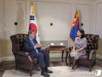 몽골서 현지 언론과 인터뷰 하는 박진 장관