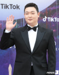 김민호, 근사하게 차려입고 백상 나들이