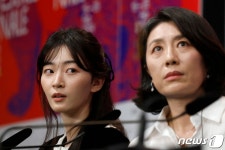 베를린 영화제 기자회견하는 배우 김승윤과 조윤희