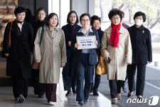여성 의사들, 명예훼손