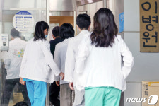 서울대의대 교수 430명 "정부, 사태해결 안 나서면 18일 전원 사직"