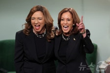 배우 마야 루돌프와 SNL 깜짝 출연한 해리스