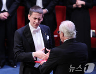 노벨 화학상 수상하는 존 점퍼 구글 딥마인드 수석연구원