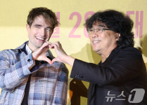 봉준호 감독 최초 로맨스 들어간 영화