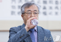 물 마시는 서보학 교수