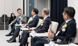 대학혁신포럼 특별대담 진행하는 배상훈 교수