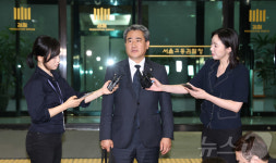 尹 전 대통령 조사 마치고 입장 밝히는 송진호 변호사