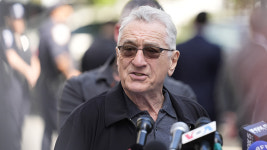 로버트 드니로, 법원 앞에서 정치 연설…"국가 파괴" 직격