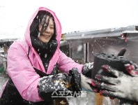 탤런트 조수진, "행복한 마음으로 연탄나눔봉사"
