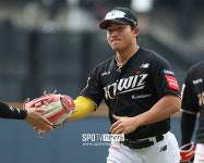 "직업이 야구선순데 잘해야죠"…폰세+최원태에 홈런 쾅쾅! 안현민 "8월부터 못해 죄송합니다"