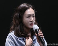 취재진에 답하는 배우 이진희
