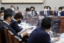 답하는 최영애 국가인권위원회 위원장