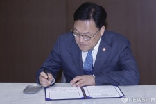 사인하는 김병환 금융위원장