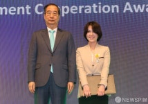 김지윤 한국국제협력단 실장에게 국민포장 전수후 기념촬영하는 한덕수 국무총리