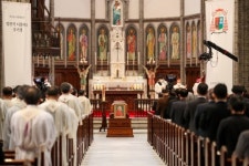 故정진석 추기경 장례미사 거행…용인 성직자묘역서 ‘영원한 안식’