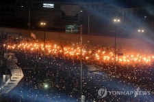 촛불집회에 등장한 ‘횃불’, 누가 기획했나?