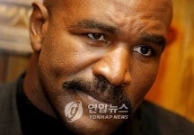 에반더 홀리필드 판정패…날아간 최고령 챔피언