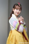 포즈 취하는 나은
