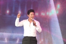 가수 크리스, 25일 밤 쇼케이스서 고급스런 트로트의 매력 과시