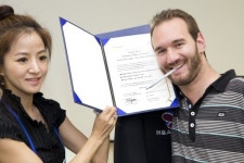 ‘희망전도사’ 닉 부이치치, 북한 어린이 돕는다