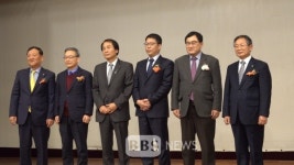 "시 쓰는 사람 외길, 묵묵히 가겠다"...BBS PD 문태준 시인, 목월문학상 수상