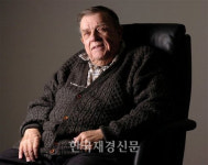 팻힝글, ‘배트맨’의 고든 국장 향년 84세로 사망해