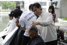 가위손 이기봉 교수, 무료이발 2만 명 돌파