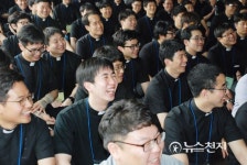 천주교 부제들 성균관 방문… "이웃 종교 신기하고 재미있어"