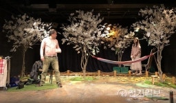 20년 경력 교양방송 작가의 첫 희곡, 예측 불허의 재미 자아내