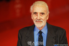 대배우 크리스토퍼 리가 중간계에 남긴 이야기