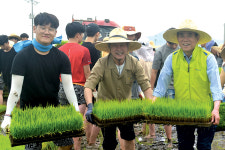‘명예통장’ 김영만 교수 부부, 제자와 대지하촌 마을서 작업 지원