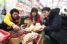 이선호 유통팀 신입기자, 어머니와 설 대목장에 가보니…